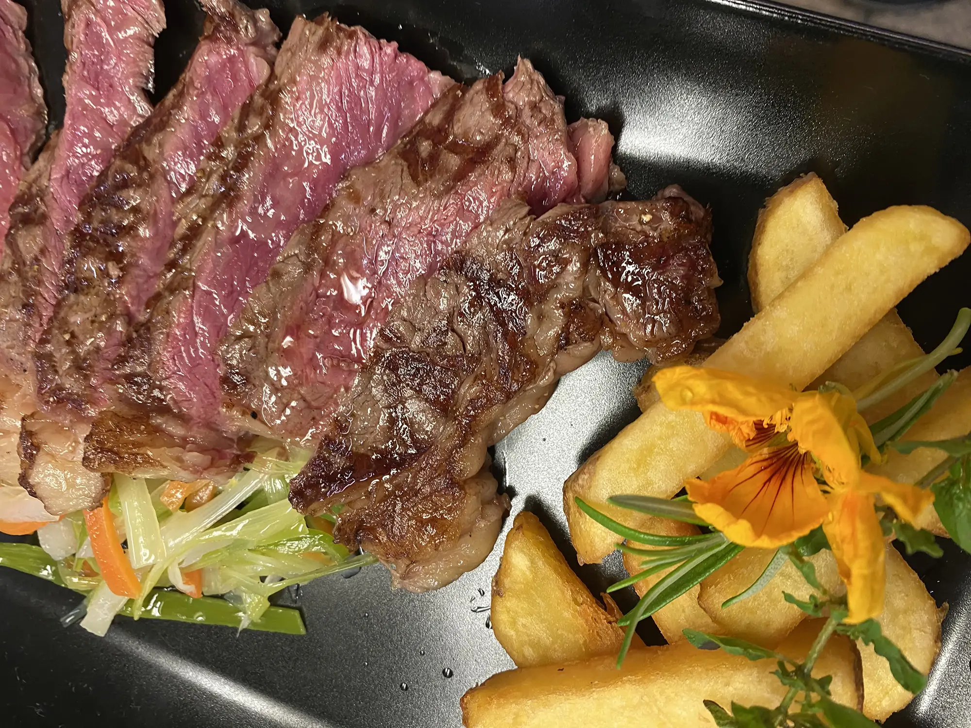 Wagyu-Steak mit feiner Marmorierung im Restaurant des Landhotels Sauerländer Hof in Eslohe